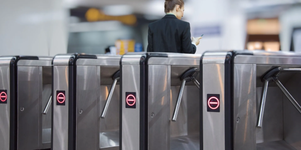 Tornos de acceso: controla el paso con seguridad y eficiencia